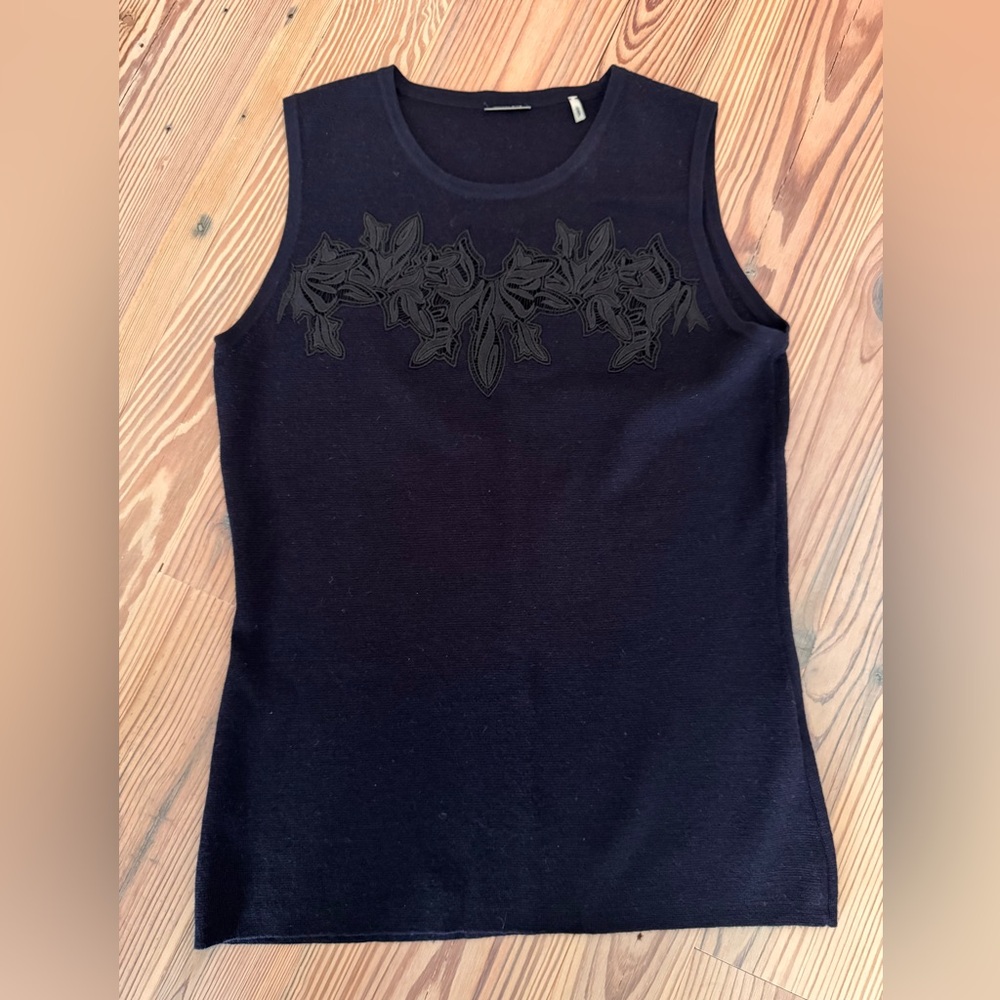 Elegant Elie Tahari Sleeveless Cashmere Embroidered Blue Top, Size M
